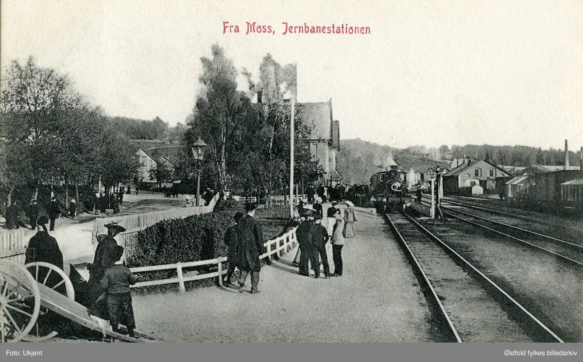Moss jernbanestasjon med reisende på perrongen, postkort ca. 190.