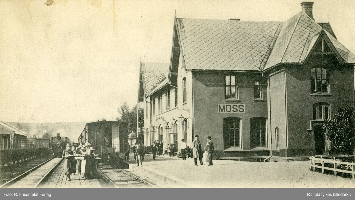 Moss jernbanestasjon, postkort fra før 1903. På sideperrongen er det barn som selger moreller.