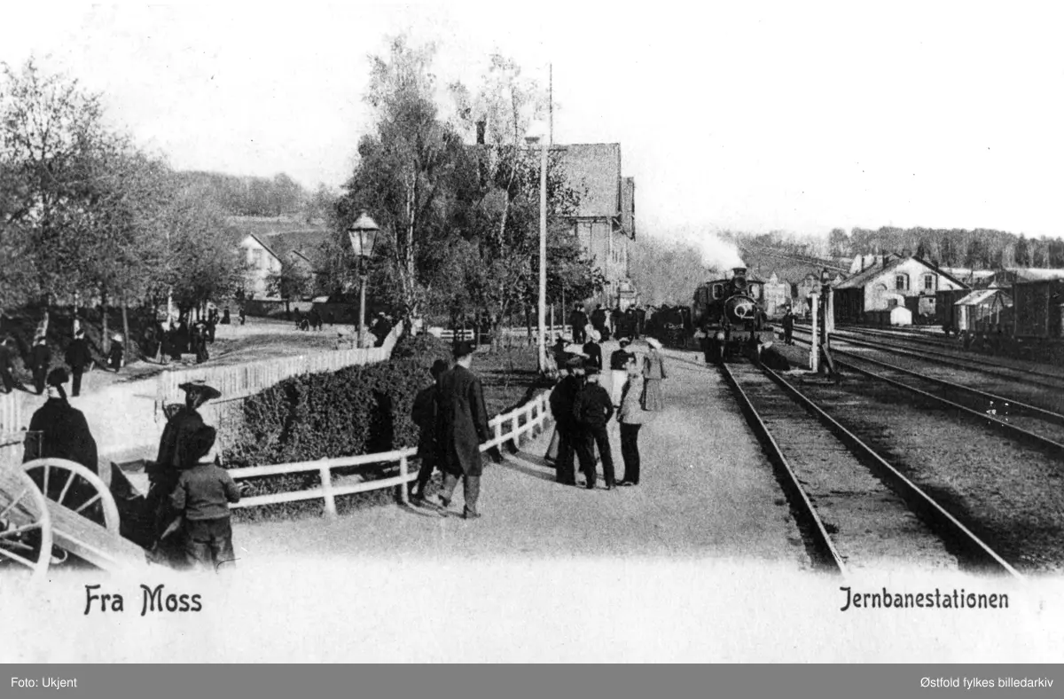 Moss jernbanestasjon med reisende på perrongen, postkort ca. 190.