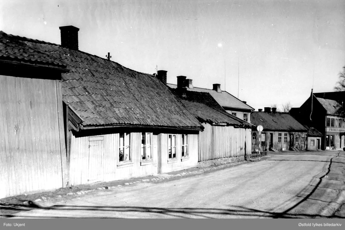 Værlesands bakgate i Moss mot nord 1941. Promenadekaféen i bakgrunnen helt til høyre.
