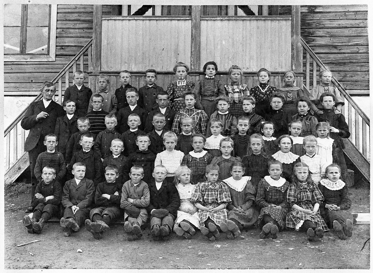 Bjørnsgård gamle skole.  Skolen var på den tida 5 delt, og dette er 6. og 7. klasse.
1. rekke fra venstre: Tor Baakind, Aksel Vestad, Helga Hagelund, ukjent, Trond Prøven, Petra Lindstad, Ellen Lundstad, Ågot Skaugerud, Nina Olsby, Tora Viker og Marie Hansen.
2. rekke fra venstre: Aksel Dybdal, Ole Sandaker, Oscar Bakengen, Gunnar Trandum, Borghild Lindstad, Julie Olsby, frøken Fosshagen, Ågot Stensrud, Marta Mikkelsen, Sofie Lindstad.
3. rekke fra venstre: Harald Moen, Karsten Granum, Gunnar Fauchald (Fauchaldbakken), Ole Prøven, Julie Jobakken, Berte Fosstuen, Kristine Hagelund, Sigrid Dybdal, Åsta Baakind (nedre Fauchald), Ellen Skaugerud.
4. rekke fra venstre: Olaf Groseth, Magnus Dybdahl, Anton Baakind, Nils Prøven, Marta Granum, Hilda Jørgensethstuen, Bergljot Skaugerud, Anna Martinsen, Kristine Bakengen, Magnhild Aske.
5 rekke fra venstre: Lærer Ole Kristian Berg, Tore Foss, Bjarne Skaugerud, Per Baakind, Aksel Hagelund, Åsta Fauchald (Fauchaldbakken) Klara Fosshagen, Anna Olsby, Klara Martinsen, Margit Jobakken og Olga Granum.