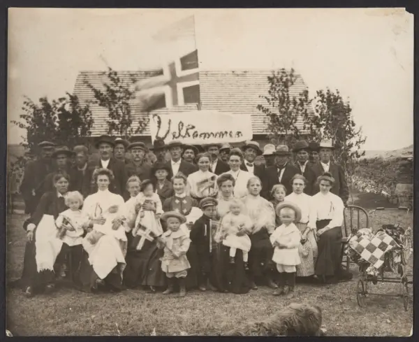 Stort  gruppebilde av mennesker med det norske og det amerik