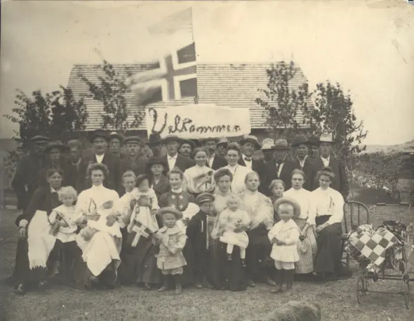 Stort  gruppebilde av mennesker med det norske og det amerik