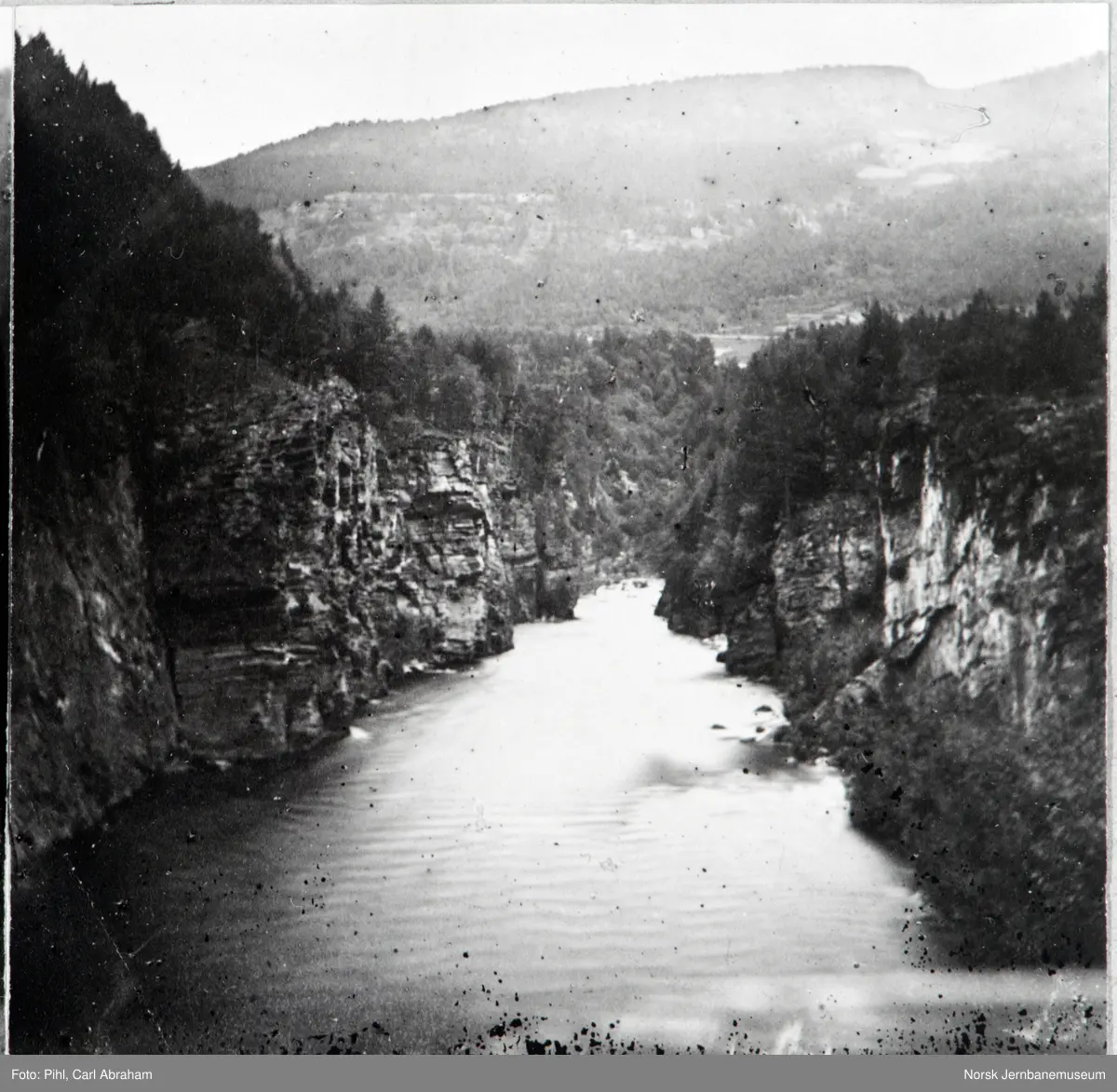 Frya, en sideelv til Lågen, sett fra Forrebrua i Gudbrandsdalen