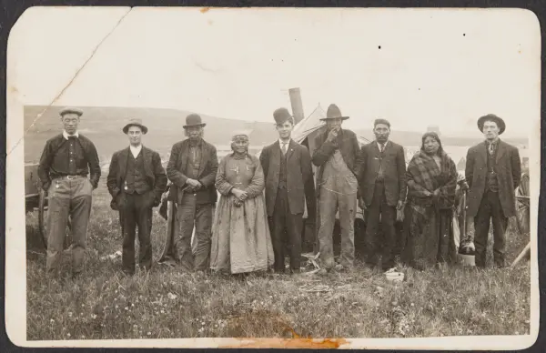 Indianere og hvite i Kathryn, Nord-Dakota. Fra venstre: bank