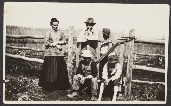 Moder og mine 3 små brødre og en nabo,
også i Sask.