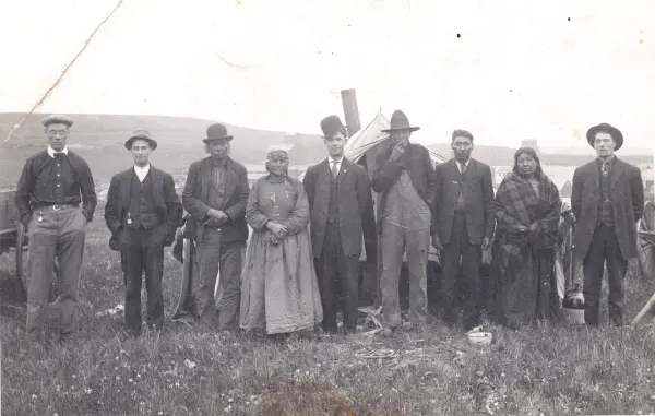 Indianere og hvite i Kathryn, Nord-Dakota. Fra venstre: bank