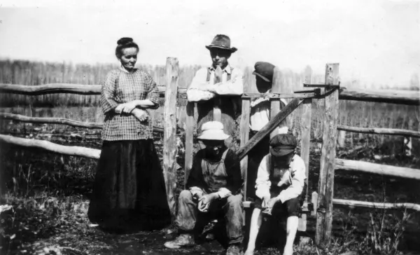 Moder og mine 3 små brødre og en nabo,
også i Sask.