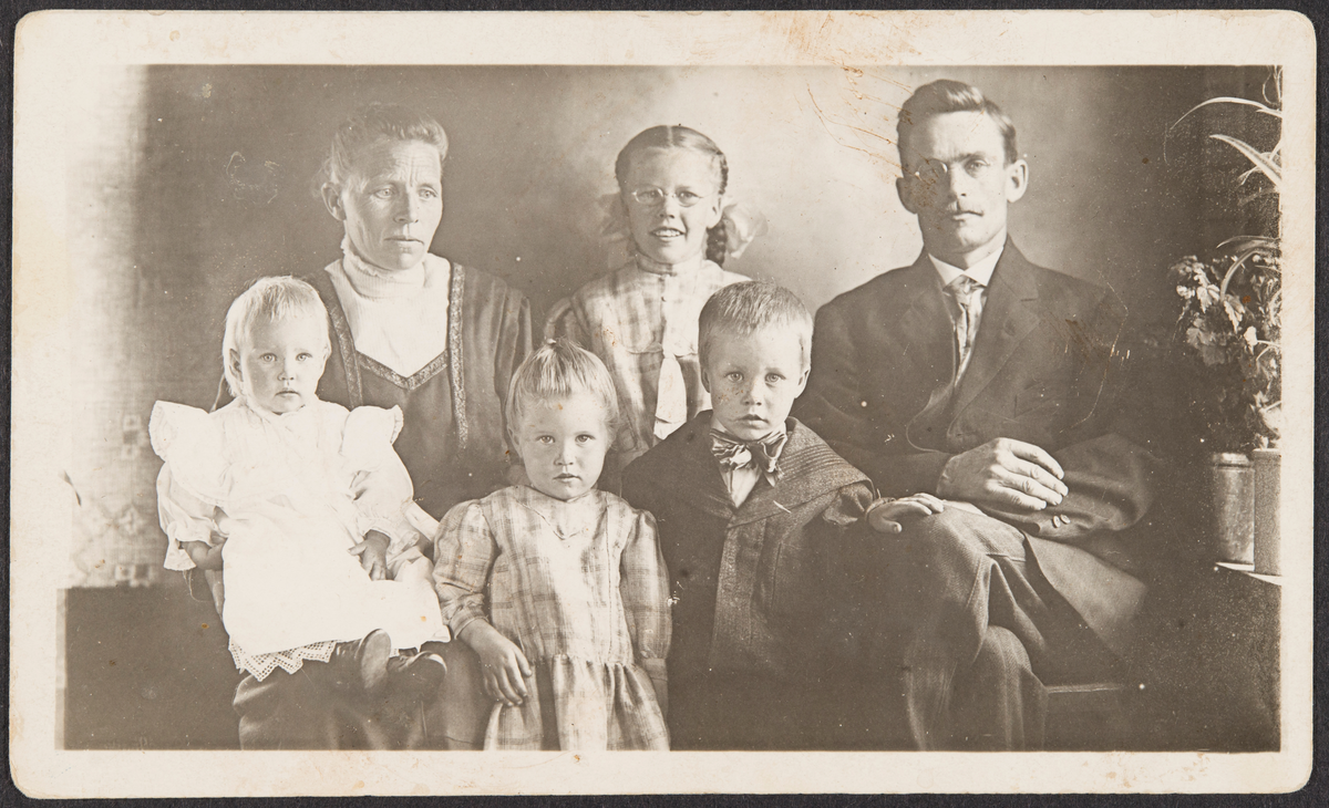Kathryn 1911. Mæhlum familien.
Sigrid Mæhlum Dagny Mæhlum Per Mæhlum
Anna Mæhlum Mildrid Mæhlum Olav Mæhlum.
