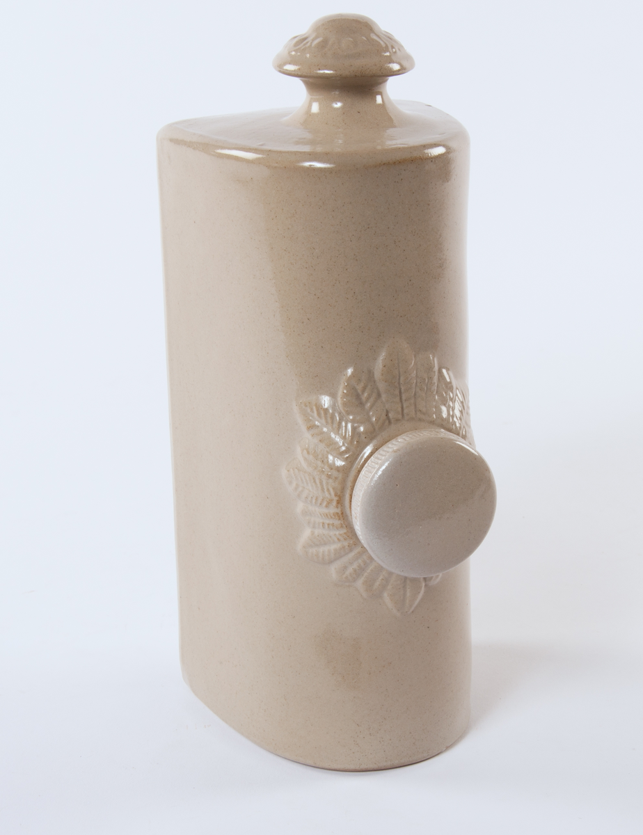 Varmebekken i glasert keramikk, grågrønn. L: 26,5 cm