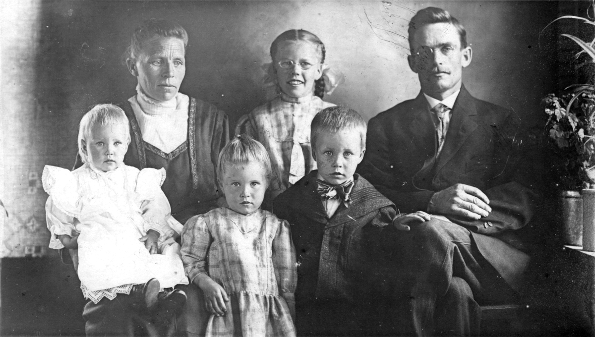 Kathryn 1911. Mæhlum familien.
Sigrid Mæhlum Dagny Mæhlum Per Mæhlum
Anna Mæhlum Mildrid Mæhlum Olav Mæhlum.