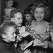 Alice Babs uppträder i Sporthallen i februari 1956. Östgötens rubrik var Babs-Succé.

...

385 bilder om Linköping på 1950-talet från tidningen Östgötens arkiv. Framtidstro och optimism är ord som sammanfattar Linköping på femtiotalet. Årtiondet innebar satsningar för att förbättra linköpingsbornas livsvillkor. Bostadsfrågan och trafiklösningarna dominerade den lokalpolitiska agendan.
Bilderna digitaliserades år 2013.