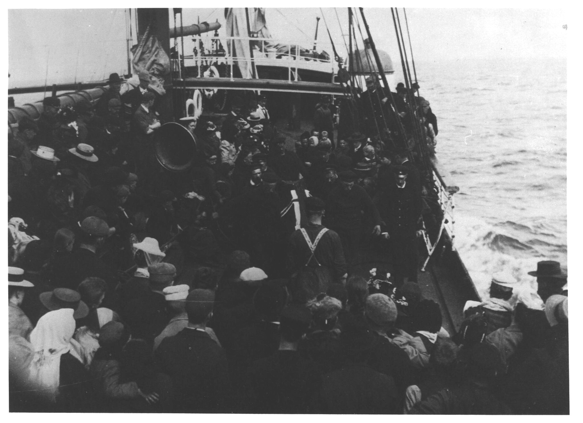Begravelse på emigrantskip. 1897.
Dampskipet "Norge" Tingvalla.

Fra boka:
Rejsen til Amerika med Thingvalla Utvandrerskibe før 1898.
Høst & Søn
Av Holger Munchaus og Jens Lorentzen.