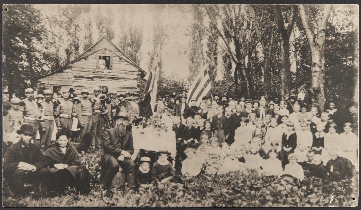 Selskap m/hornmusikk
foran "log cabin"

Johan Larson og hustru
Rev. O.A. Melby 1858
New Richland, Minn.