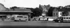 Bussterminalen i Linköping på 1950-talet.
Den låg vid Drottninggatan/Djurgårdsgatan i Linköping.
Våren 1949 togs busstorget i hörnet Drottninggatan och Djurgårdsgatan i bruk. 
Väntsalen ritades av arkitekt Sten Westholm. I väntsalen fanns servering, och i källaren fanns toaletter, lager samt ett skyddsrum. 
År 1951 traffikerade 22 busslinjer mellan Linköping och dess omnejd.
Bilden är från den 4 oktober 1951.

...

385 bilder om Linköping på 1950-talet från tidningen Östgötens arkiv. Framtidstro och optimism är ord som sammanfattar Linköping på femtiotalet. Årtiondet innebar satsningar för att förbättra linköpingsbornas livsvillkor. Bostadsfrågan och trafiklösningarna dominerade den lokalpolitiska agendan.
Bilderna digitaliserades år 2013.