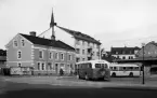 Våren 1949 togs busstorget i hörnet Drottninggatan och Djurgårdsgatan i bruk. 
Väntsalen ritades av arkitekt Sten Westholm. I väntsalen fanns servering, och i källaren fanns toaletter, lager samt ett skyddsrum. 
År 1951 traffikerade 22 busslinjer mellan Linköping och dess omnejd.
Bilden är från den 4 oktober 1951.

..

385 bilder om Linköping på 1950-talet från tidningen Östgötens arkiv. Framtidstro och optimism är ord som sammanfattar Linköping på femtiotalet. Årtiondet innebar satsningar för att förbättra linköpingsbornas livsvillkor. Bostadsfrågan och trafiklösningarna dominerade den lokalpolitiska agendan.
Bilderna digitaliserades år 2013.