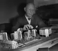 Stångåstadens vd Nils Danielsson med modellen över bebyggelsen i Drottninggatsbacken. Danielsson var bolagets förste direktör.

...

385 bilder om Linköping på 1950-talet från tidningen Östgötens arkiv. Framtidstro och optimism är ord som sammanfattar Linköping på femtiotalet. Årtiondet innebar satsningar för att förbättra linköpingsbornas livsvillkor. Bostadsfrågan och trafiklösningarna dominerade den lokalpolitiska agendan.
Bilderna digitaliserades år 2013.