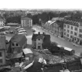 Foto från hösten 1954 från taken på ett av de höga huset i Drottninggatsbacken. Rakt fram ser man gammelgamla busstorget och till höger Djurgårdsgatan. 

...

385 bilder om Linköping på 1950-talet från tidningen Östgötens arkiv. Framtidstro och optimism är ord som sammanfattar Linköping på femtiotalet. Årtiondet innebar satsningar för att förbättra linköpingsbornas livsvillkor. Bostadsfrågan och trafiklösningarna dominerade den lokalpolitiska agendan.
Bilderna digitaliserades år 2013.