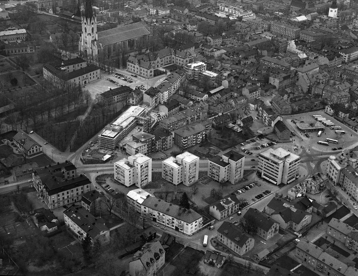 Flygbild över Linköping år 1959.
Man ser busstorget och drottninggatsbacken på bilden. Längst bort ser man stadshuset och Linköpings domkyrka.
Bilden är tagen hösten 1959, samtidigt med ett annat flygfoto av samma fotograf, BL.OG.000337

...

385 bilder om Linköping på 1950-talet från tidningen Östgötens arkiv. Framtidstro och optimism är ord som sammanfattar Linköping på femtiotalet. Årtiondet innebar satsningar för att förbättra linköpingsbornas livsvillkor. Bostadsfrågan och trafiklösningarna dominerade den lokalpolitiska agendan.
Bilderna digitaliserades år 2013.