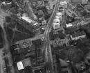 Flygbild över Linköping hösten 1959.

Till vänster ser man Gamla domprostgården, i mitten ser man Rally hotell under uppförande.
Storgatan i Linköping.

...

385 bilder om Linköping på 1950-talet från tidningen Östgötens arkiv. Framtidstro och optimism är ord som sammanfattar Linköping på femtiotalet. Årtiondet innebar satsningar för att förbättra linköpingsbornas livsvillkor. Bostadsfrågan och trafiklösningarna dominerade den lokalpolitiska agendan.
Bilderna digitaliserades år 2013.