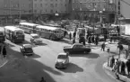 Hörnet Nygatan - St Larsgatan presenterades våren 1958 som en av Linköpings besvärligaste korsningar.
Platsen kallas idag Trädgårdstorget.
Om trädgårdstorget:
Trädgårdstorget är ett större torg i Linköpings innerstad. Där korsas Sankt Larsgatan av Nygatan samtidigt som också Tanneforsgatan och Stora Badstugatan ansluter. Busshållplatserna vid Trädgårdstorget är vältrafikerade och kan användas vid byten mellan vissa stads- och landsbygdslinjer.

...

385 bilder om Linköping på 1950-talet från tidningen Östgötens arkiv. Framtidstro och optimism är ord som sammanfattar Linköping på femtiotalet. Årtiondet innebar satsningar för att förbättra linköpingsbornas livsvillkor. Bostadsfrågan och trafiklösningarna dominerade den lokalpolitiska agendan.
Bilderna digitaliserades år 2013.