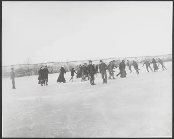 Gruppe mennesker går på skøyter
Nr. 24 i Flaten-Wangen-samli