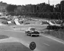 Foto från sommaren 1959 när arbetet med Tullbron var i slutfasen. Till höger ser man 1912 års järnvägsbro. I april 1958 enkelriktades Stångebro så att endast trafik i östlig riktning var tillåten. 

...

385 bilder om Linköping på 1950-talet från tidningen Östgötens arkiv. Framtidstro och optimism är ord som sammanfattar Linköping på femtiotalet. Årtiondet innebar satsningar för att förbättra linköpingsbornas livsvillkor. Bostadsfrågan och trafiklösningarna dominerade den lokalpolitiska agendan.
Bilderna digitaliserades år 2013.