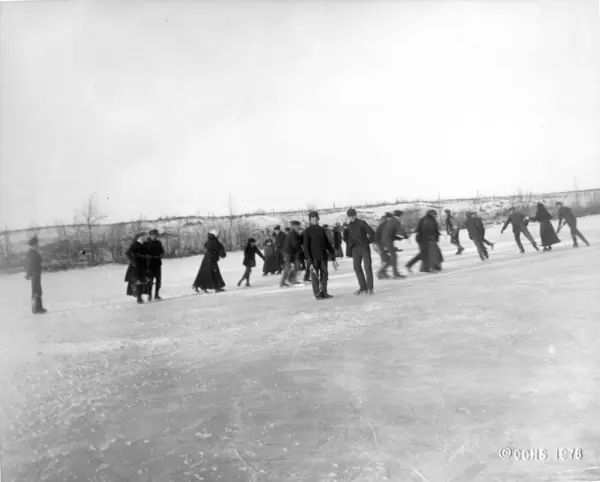Gruppe mennesker går på skøyter
Nr. 24 i Flaten-Wangen-samli