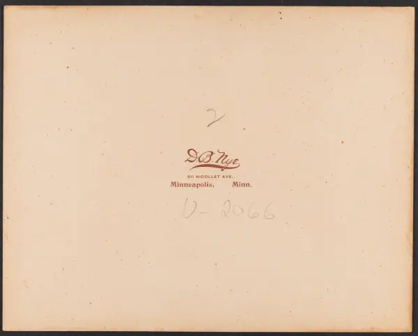 Butikk "Olson Bros", tre menn utenfor, - den ene med feiekos