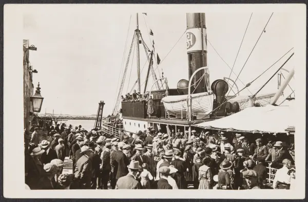 Masser av folk på brygga - passasjerbåt full
av passasjerer 