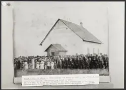 Enkel trebyggning med saltak - en stor gruppe
mennesker fora