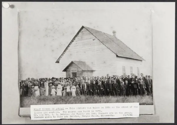 Enkel trebyggning med saltak - en stor gruppe
mennesker fora