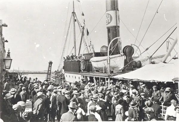 Masser av folk på brygga - passasjerbåt full
av passasjerer 