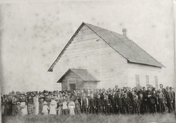 Enkel trebyggning med saltak - en stor gruppe
mennesker fora