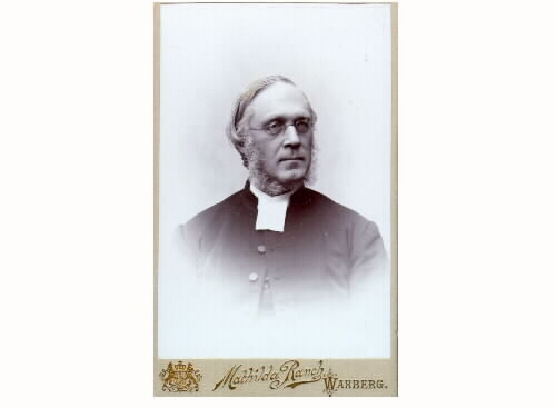 Prosten Magnus Ullman som blev kyrkoherde i Varberg 1881 och prost 1887. Han blev 1882 även inspektör för allmänna läroverken.