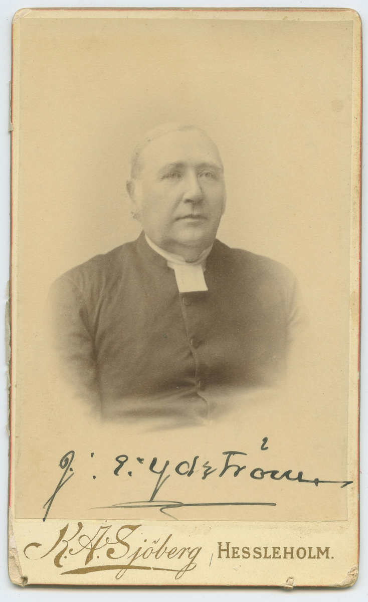 Porträtt på Komminister Johan Emil Ydström. Född år 1833.