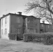 Lektorsgatan 15 i Linköping. Ett genomsnittsligt exempel på den enklare bostadsproduktion som uppstod i stadens utkanter från det sena 1800-talet. Foto 1964.