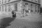 Den som promenerade utmed Hunnebergsgatan i början av 1970-talet passerade till stora delar rivningshotade hus. Hunnebergsgatan 1 utgjorde inget undantag och faktum är att stora delar av kvarterets hus skulle komma att rivas. Några sparades lyckligtvis för att bli del av Aspens servicehem. Ett av dem är bildens hörnhus.