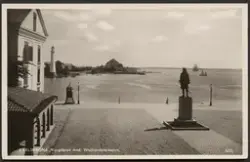 Karlskrona. Kungsbron med Wachtmeisterstatyn.