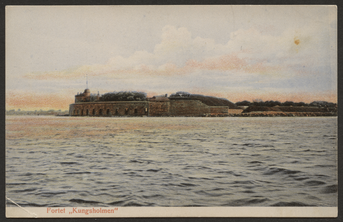 Vykort på Kungsholms fort. Fortet är i många avseenden unikt. det har varit bemannat av svensk trupp i 300 år utan något avbrott och det har varit bemannat under alla krig i Nordeuropa sedan 1680, men aldrig avlossat ett enda skott mot någon fiende. Byggnationen kring Norra Redutten med båthamnen, donjonen och högvakten saknar motsvarighet i Sverige.