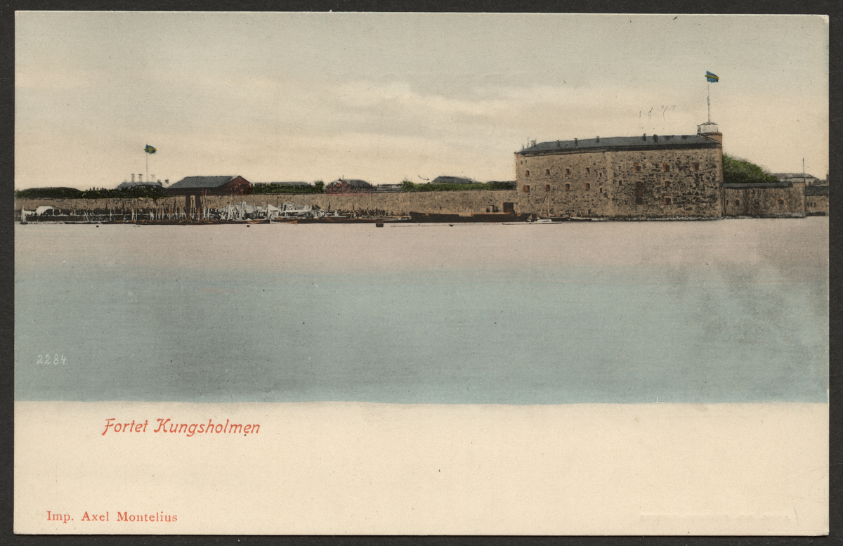 Vykort på Kungsholms fort. Det var den 5  december 1679 som Carl XI beslöt att starka befästningsverk skulle byggas ut vid Aspösundet, som försvar av den beslutade örlogsbasen kring Trossö. I juli 1680 fanns de första kanonerna på plats bakom jordvallar på den ö, Båkholmen, vilken idag utgör Kungsholmsfort.