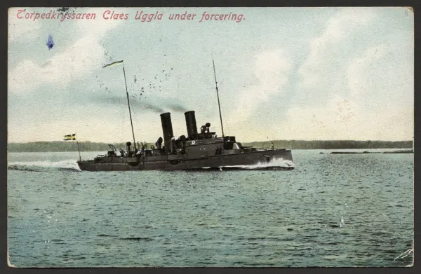 Torpedkryssaren Claes Uggla under forcering.