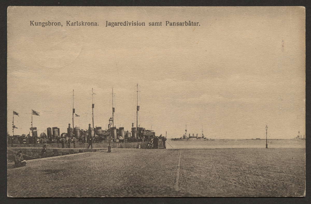 Vykort från kungsbron i Karlskrona med jagaredivisionen och Pansarbåtar