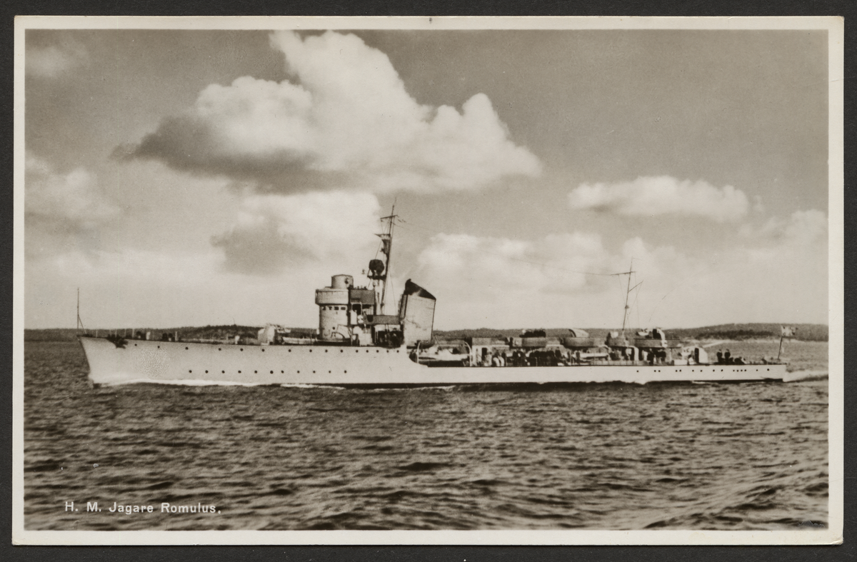 Vykort på jagaren Romulus. f.d. italienska Spica. Sjösatt 1934, hemförd till Sverige 1940. 638 ton. fart 34 knop, bestyckning: tre 10 cm. kanoner, lv-pjäser samt torpedtuber.