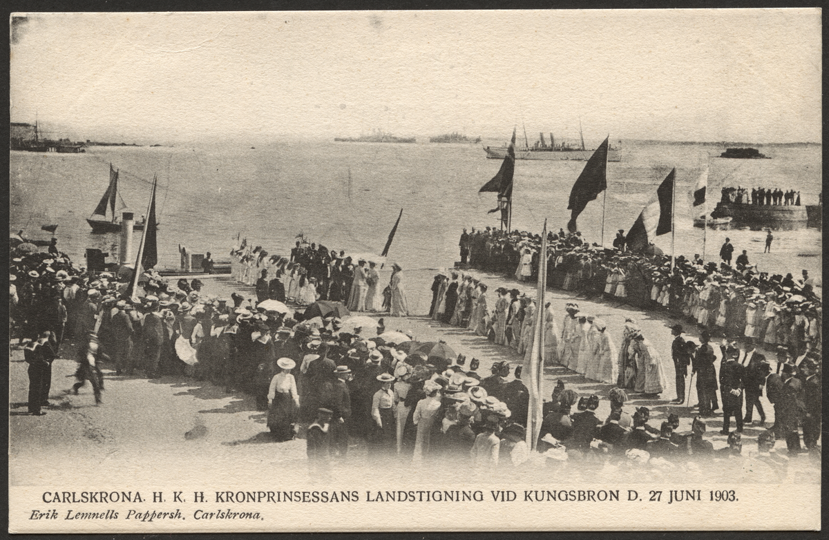 En liten folkmängd har samlat sig vid Kungsbron i Karlskrona för att ta emot kronprincessan.