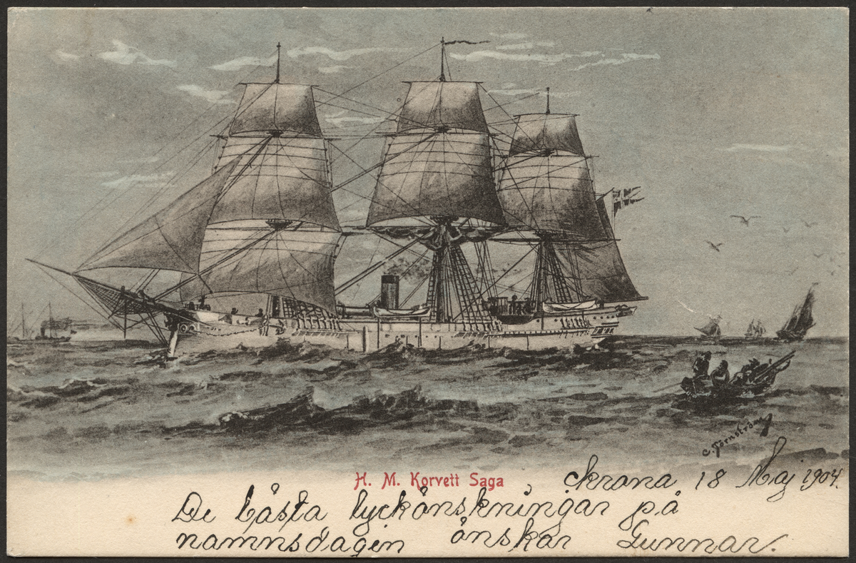 Vykort på H.M korvetten Saga.
Ångkorvetten Saga sjösattes i Karlskrona 1877, hennes dimensioner voro: längd i vattenlinjen 61 m. bredd av 10,5 m. och ett djupgående av 5,2 m. deplacementet uppgick till 1550 ton. Korvetten var fregattacklad och segelarian i  det närmaste 1500 kvm. Sejnfallsknappen på stormasten satt på 40 m. höjd över vattenytan.