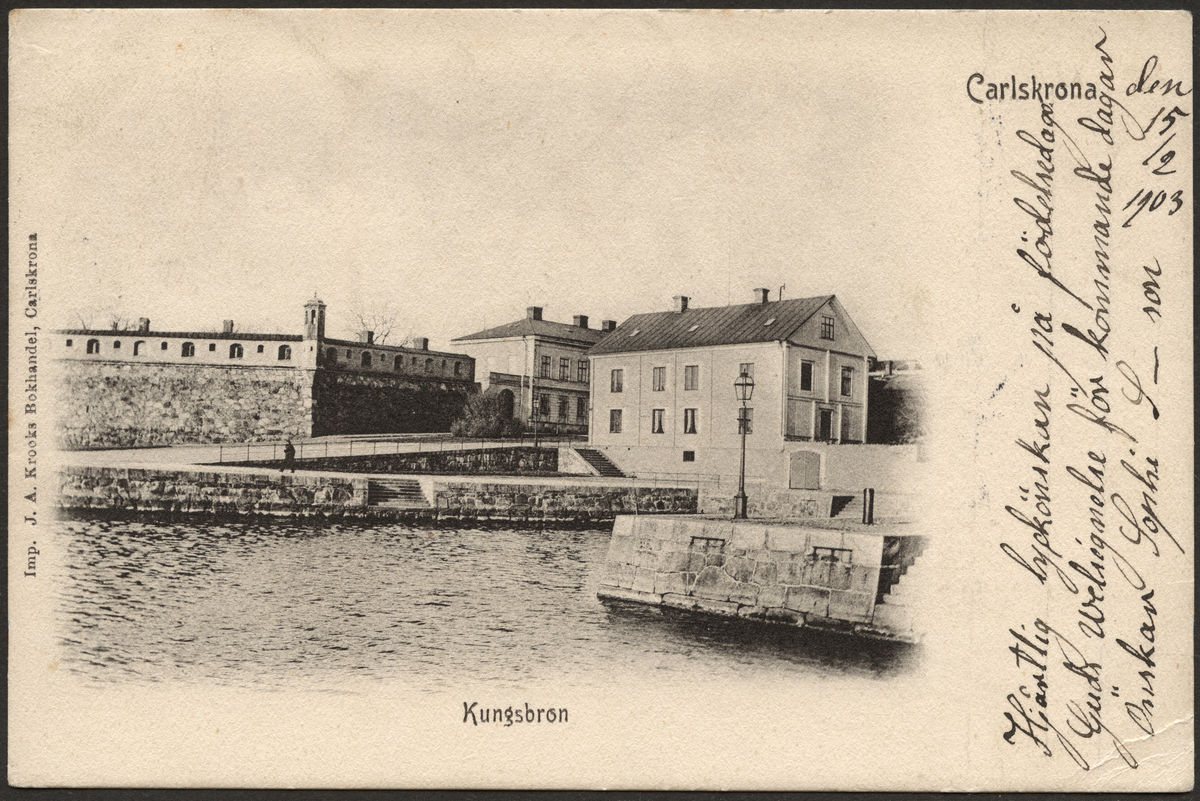 Byggnaden på höger hand ägdes och beboddes en gång av Prins Oscar Bernadotte. Då länsresidenset skulle uppföras på denna plats flyttades den till Ronneby. Residenset uppfördes under åren 1909-1911 och hade som arkitekt hovintendenten G.Lindren. Byggmästare var A Zakrisson Karlskrona.