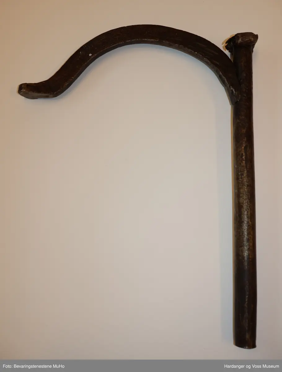 Ronghaken er ei rund metallstong med slaghovud på toppen, med ei boga, firkanta stong som står vinkelrett ut frå den runde stonga.