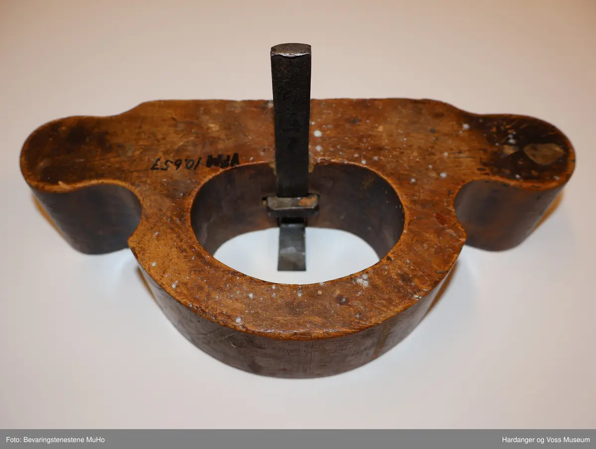 Høvel med oval form. Overflata er flat på undersida, oversida og den eine langsida. På dei to kortsidene er det handtak. I midten er det eit ovalt hol der eit smalt, boga jern er montert. Jernet kan regulerast ved hjelp av ei skrue og ein mutter.