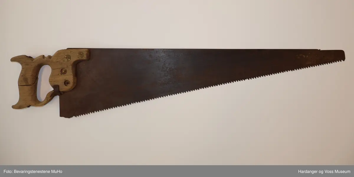 Handsag, snikkarsag med lett avrunda trehandtak.